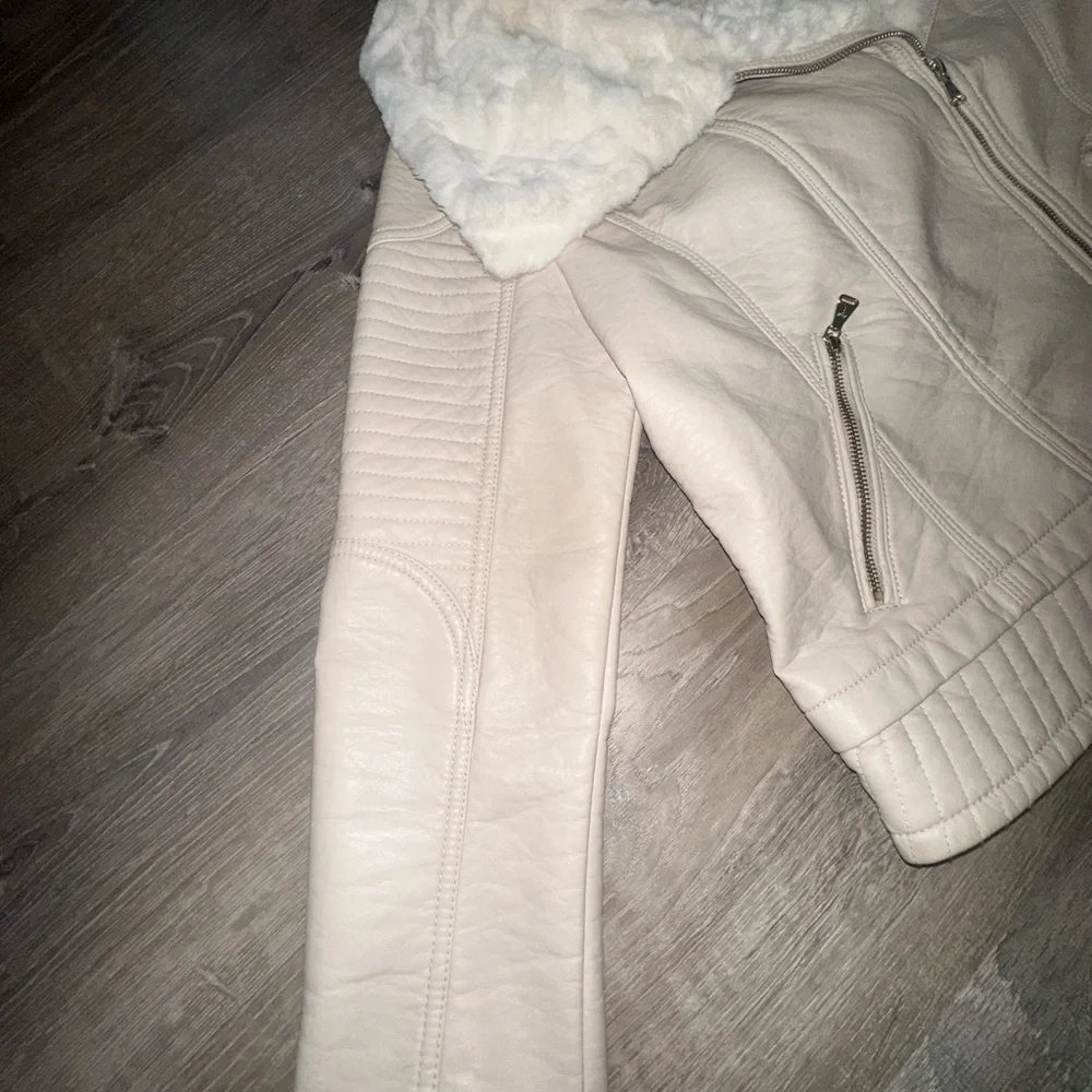 Guess Women's Light Beige Leather Jacket with Faux Fur Collar - Picture 2 of 9